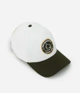 Gorra de algodón color blanco con visera curva y ajuste de hebilla de cuero marrón. Presenta bordado frontal con letras "Pagodinho F.C." en dorado.