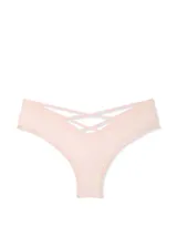 Panty estilo cheeky de talle bajo y pierna alta, color rosado, con diseño en V al frente y tiras en la espalda.