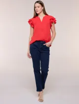Blusa de gasa roja con escote en V y abotonadura parcial frontal. Presenta mangas cortas con doble volado y corte semi entallado.