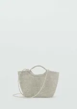 Bolso tipo shopper de tamaño pequeño, confeccionado en tejido trenzado con acabado metalizado color platino. Cuenta con doble asa corta integrada y una correa larga para llevar al hombro.