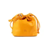 Cartera tipo morral de símil cuero graneado color naranja, modelo Melina Marinero Chico de XL. Cuenta con cierre superior fruncido mediante cordones ajustables, correa regulable con hebilla y herrajes plateados.