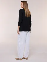 Blazer sastrero liviano de crepé flexible color negro, de silueta semi holgada, corte recto y caída abierta sin botones. Presenta cuello con solapa clásica en muesca delgada y mangas tres cuartos fruncidas.