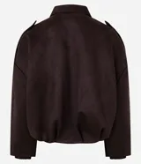 Campera bomber de gamuza sintética color marrón oscuro, con cuello clásico, cierre frontal, hombros caídos y puños ajustados. Presenta un diseño holgado con textura aterciopelada.
