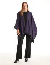 Ruana de tejido suave color azul oscuro, con vivos de ecocuero negro en los bordes.