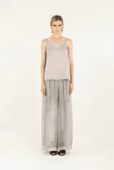 Musculosa de satén liviano de viscosa con breteles regulables, teñida en frío. Tiene escote en V, silueta suelta y espalda baja.