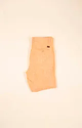 Short tipo bermuda de lino orgánico en color naranja, con cierre frontal, bolsillos laterales y traseros, y diseño de calce relajado.