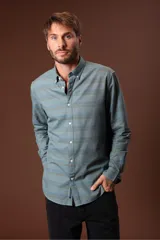 Camisa de hombre celeste con estampado de rayas horizontales en tonos azules y grises, de manga larga y cuello abotonado.