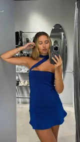 Minivestido azul eléctrico de lurex con escote asimétrico y cuello halter.