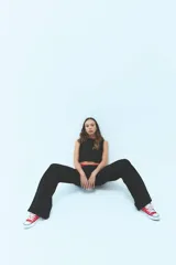 Pantalón de jean negro de tiro medio bajo, corte oversized y confeccionado en algodón grueso.