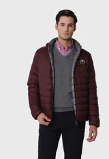 Campera acolchada reversible color bordó con interior gris, cierre frontal con cremallera, cuello alto y logo bordado en el pecho.