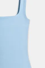 Camiseta celeste de corte ajustado, con escote cuadrado y tirantes anchos.