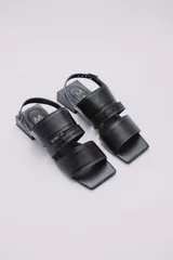 Sandalias rojas de cuero con tres tiras en la capellada, pulsera ajustable y taco cuadrado negro de 3 cm de altura.