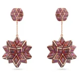 Par de aros colgantes con baño en tono oro rosa y cristales rojos tallados geométricamente.
