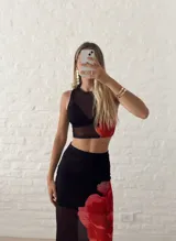 Pollera negra de microtul con elástico en la cintura y pollera negra opaca incluida.