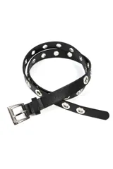 Cinturón negro de cuero sintético con hebilla metálica plateada y ojales plateados en toda su extensión.