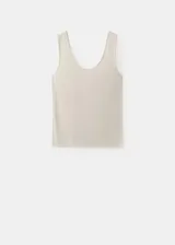 Musculosa de lino color beige, de corte recto, con cuello redondo y sin mangas.