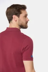 Remera polo azul con cuello en rib y botones personalizados.