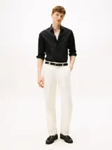 Camisa de manga larga para hombre, color negro liso, con cuello con botones y corte slim. Presenta un pequeño logo bordado de la marca en el pecho.