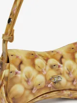 Bolso de mano tipo clutch con forma curva y acabado brillante, estampado con un patrón de patitos amarillos. Posee un cierre frontal metálico con el logo de la marca.