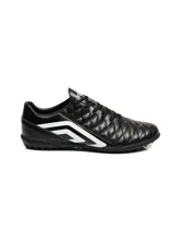 Championes de fútbol Umbro modelo Nexus TF, color negro con detalles en blanco. Presentan una superficie acolchada con costuras en forma de diamante y suela con tapones pequeños ideales para césped sintético.