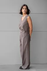 Blusa sin mangas con escote en V y diseño sastrero, color gris oscuro.