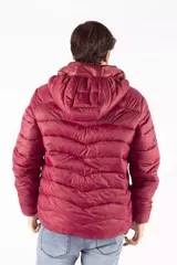 Campera puffer de hombre color azul oscuro, con diseño acolchado, cierre frontal completo, bolsillos laterales con cierre y capucha desmontable. Presenta logo de la marca estampado en el pecho y en la manga.