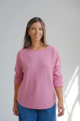 Sweater de punto color rosa viejo, con escote redondo a la base y mangas largas. Presenta un diseño holgado y básico, ideal para uso diario.
