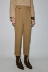 Pantalón de tiro medio con pinzas delanteras y pernera recta. Cuenta con bolsillos frontales, falsos bolsillos traseros de vivo y cierre frontal con cremallera, botón interior y ganchos.