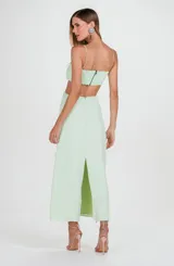 Vestido midi color verde agua, de crepé de acetato, con tirantes finos, escote recto, corte entallado, falda recta con abertura en la espalda y bordado a mano con pedrería en la cintura.