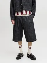 Bermuda de denim azul oscuro con pinzas, de corte ancho y largo hasta las rodillas, con costuras a contratono.