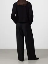 Jersey de punto con cuello redondo y manga larga, con acabado texturizado y remates en canalé en puños y bajo.