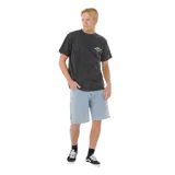 Remera Rip Curl modelo Raw Energy Thrash Tee de efecto acid wash en color negro, con mangas cortas, cuello redondo y pequeño diseño estampado en el pecho.