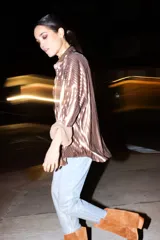 Chaqueta corte camisa de lentejuelas color cobre con acabado mate oversized.