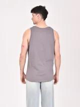 Musculosa blanca con estampa frontal de un esqueleto surfeando y la frase 'Let's go surfing'.