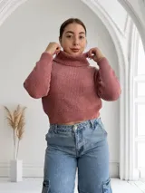 Polera de punto color rosa viejo, con cuello alto y mangas largas.