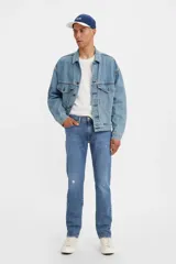 Pantalón de jean celeste de corte slim fit, con roturas sutiles en la parte delantera.