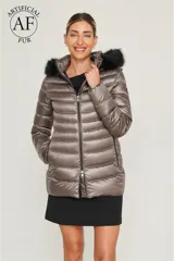 Campera puffer color gris topo con diseño de ondas horizontales, cierre central con cremallera de doble carro, bolsillos laterales y capucha desmontable con borde de piel sintética negra.