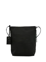 Cartera tipo tote Hush Puppies modelo Tamy, color negro, con cierre superior, asas de hombro y charm colgante con el logo de la marca.