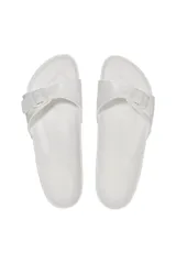 Sandalia Birkenstock Madrid Essentials Eva, de goma eva color blanco, con hebilla ajustable.