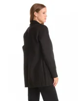 Blazer de corte largo confeccionado en tejido símil gamuza con textura aterciopelada. Presenta cuello con solapas, frente abierto sin botones y dos bolsillos de parche frontales.