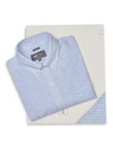 Camisa de manga larga RKF modelo Wf Pb, de calce regular, color celeste con diseño a cuadros. Cuenta con cuello abotonado, cierre frontal de botones, bolsillo en el pecho con logo bordado y acabado resistente a las arrugas.