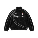 Campera deportiva de terciopelo negro Supreme x Umbro, con cierre frontal, cuello alto y ribetes blancos. Cuenta con bolsillos laterales, el logotipo de Umbro, el escudo del Club Nacional de Football y la inscripción 'Supreme' en tipografía gótica en el frente.