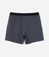 Bermuda masculina Get Over confeccionada en tejido tecnológico de poliéster y elastano, de color gris oscuro, con calce regular, cintura elástica con cordón ajustable y bolsillos laterales.