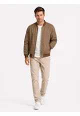 Campera tipo bomber color marrón, de microfibra, con cierre frontal completo, bolsillos laterales ribeteados y puños, cuello y ruedo de rib elástico.