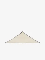 Pañuelo de formato triangular en color marrón, confeccionado en tejido suave con terminaciones bordeadas en hilo blanco con diseño de ondas.