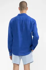 Short de baño celeste con rayas verticales blancas, cintura elástica con cordón ajustable, bolsillos laterales y trasero con cierre, logo de la marca bordado en la pierna.