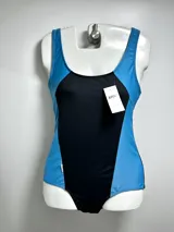 Malla enteriza de natación con diseño color block en azul y negro.