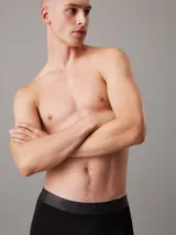Pack de tres bóxers ajustados Calvin Klein de microfibra suave que absorbe la humedad, con cintura elástica con logo distintivo de la marca.