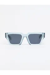 Lentes de sol Tiwi Tokio con montura cuadrada de acetato color celeste y lentes grises.