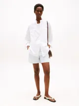 Short de mujer con estampado de rayas verticales finas en tonos celeste y blanco. Presenta un corte recto y holgado, con bolsillos laterales.